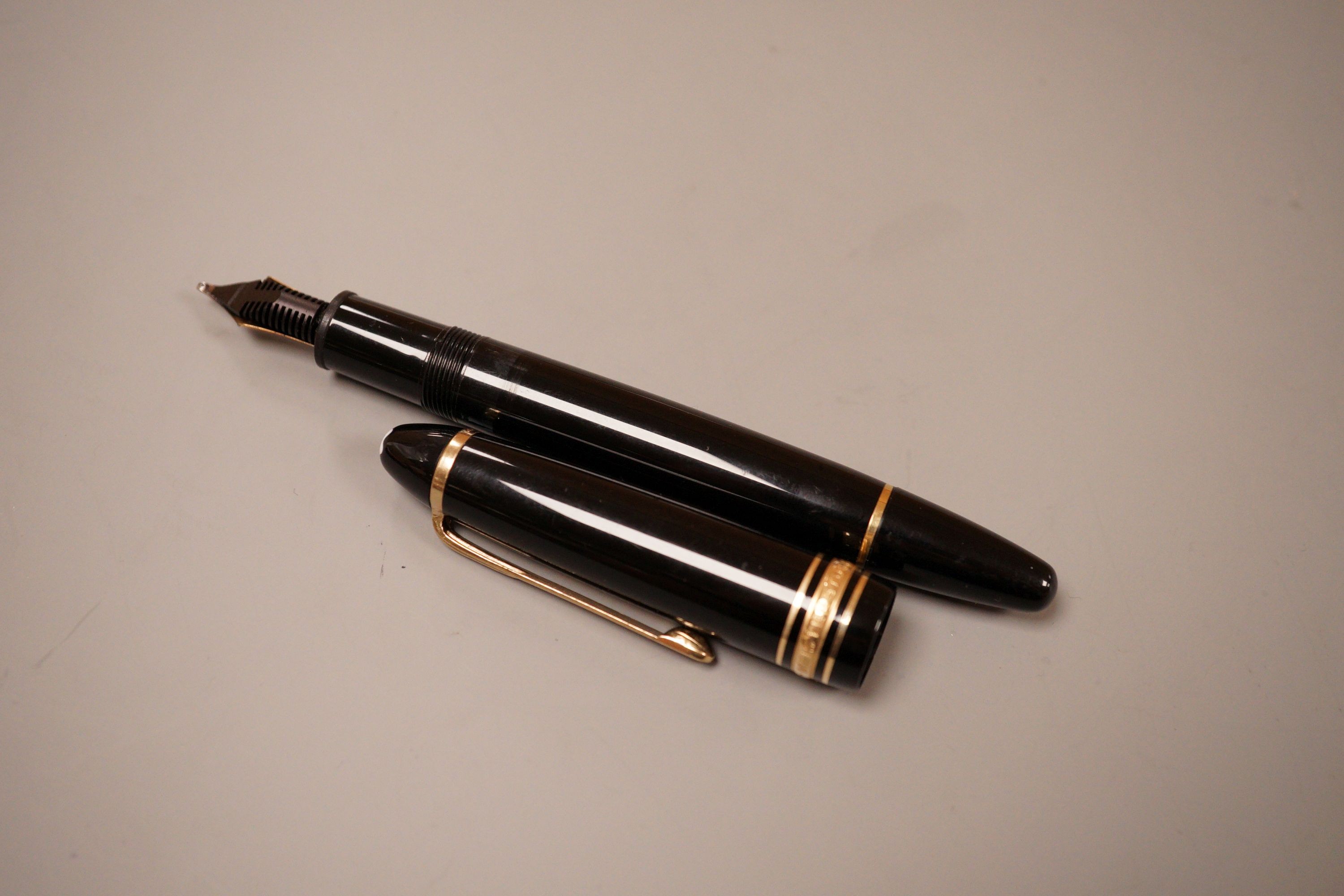 A Mont Blanc Meisterstuck no.146 fountain pen with twist lid